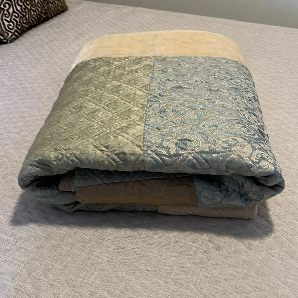 Coverlet: Vintage High-end Queen Bed Cover—Double Diamond Quilting!